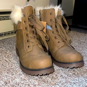 Stylish, Winter boots with Faux Fur